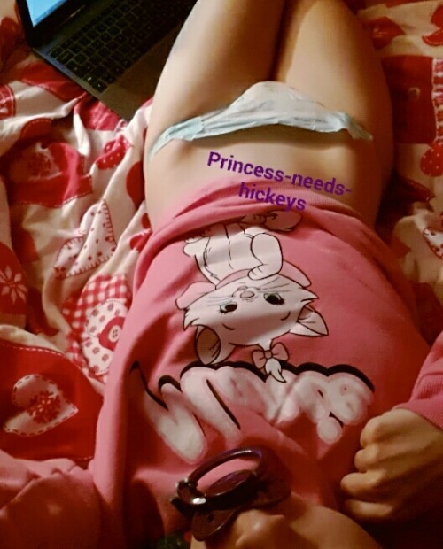 princess-needs-hickeys: Cutest Marie jumper, it’s big comfy n pink I take the cutest selfies i