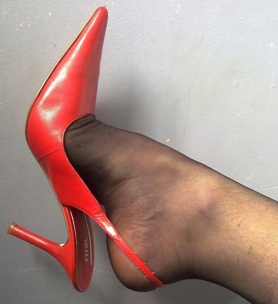 love4heels:  Very sexy red high heel slingbacks