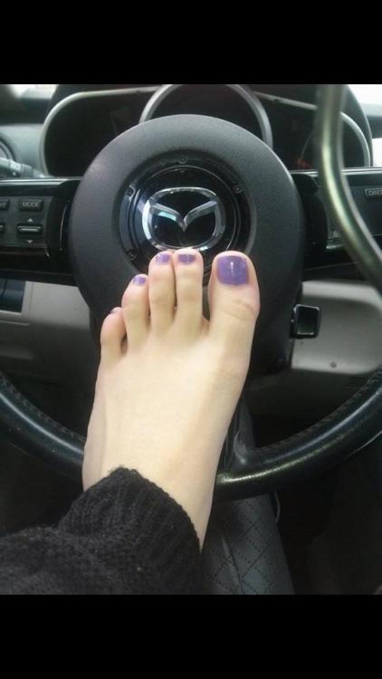 karathefootgoddess: photoshoot selfie style in my car I’m so bored!! like and share for more feets!&