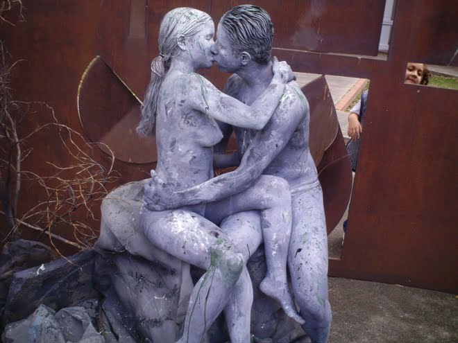 Living statues portraying Rodin&rsquo;s &ldquo;The Kiss&rdquo;. Very