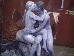 Living statues portraying Rodin’s “The Kiss”.