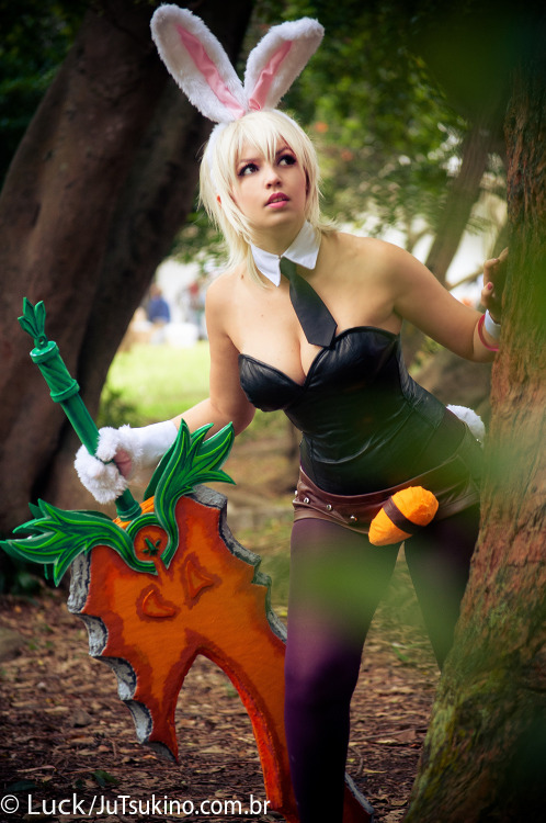 dirty-gamer-girls:  Riven battle bunny - League of Legends by JuTsukinoOfficial Check out http://dirtygamergirls.com for more awesome cosplay (Source: ocwajbaum.deviantart.com) 
