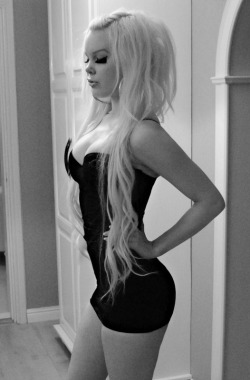 bimboabby:  candyhousebimbos:  skinny bleached blonde wearing loads of make up, in a tiny LBD … hmmmmm … what dirty thoughts!  she looks great other than needing bigger breasts.  a sexy D cup would really add to it 