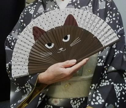 tanuki-kimono:Super cute cat faces fan, seen on Kimono tsuruThose are so cleverly designed! If you h