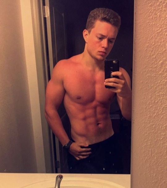 jdfisher1:  wanttobeone61:bentoverbros:  truealphadoms:      Lucky guy in the middle
