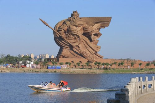 Spica‏@Kelangdbn河北省荊州市に登場した巨大関羽像　shanghaiist.com/2016/07/12/giant_guan_yu.php …　40