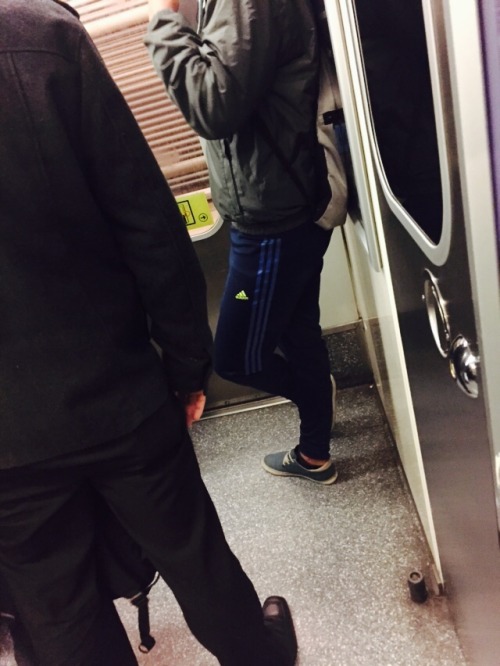 angelito-us:  solomirando1:  Flaite en el metro! 😍  Mmmm