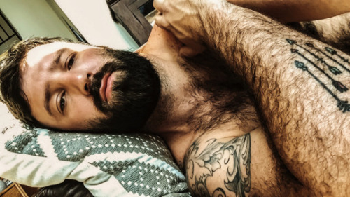 Mostly Cut Muscular and HairyAdd me on Kik of you want to chat: Gui11otine