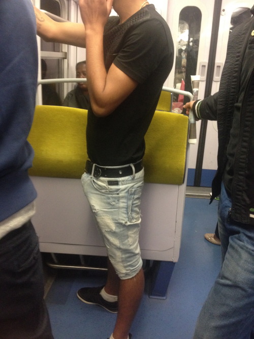 mecs-trains:Pierre a proposé :Paris metro … This teen was so hot ! What a bulge!