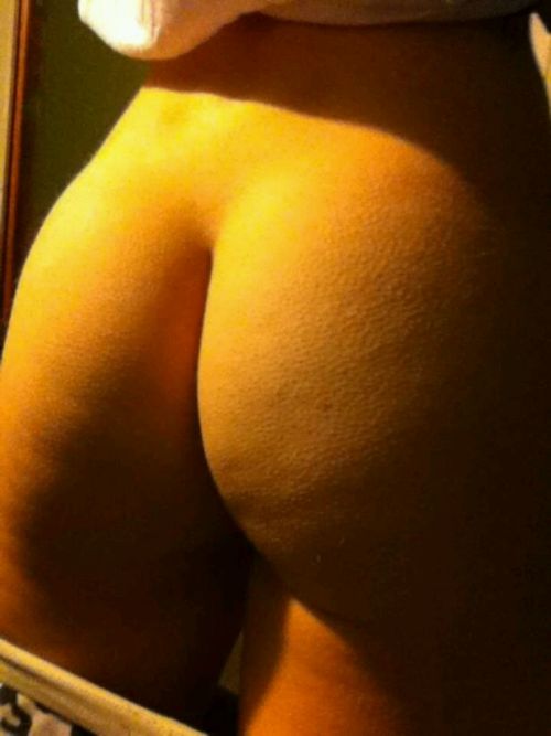 Hey all you girls out there check out this submission from this sexy girl! I wanna grab her ass whil