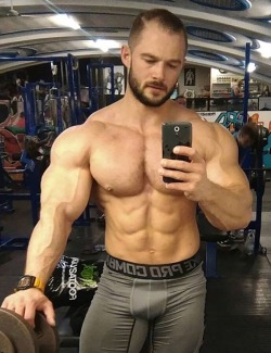 musclegodselfies:Zachary Krajniak