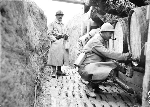 thelearnedsoldier: qsy-complains-a-lot:scrapironflotilla:French soldiers filling their canteens from