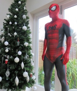 lycladuk:  cycleracer:  Who would like Spider-Man for Xmas.  Yes! But I’ll leave the wrapping on 😏😈