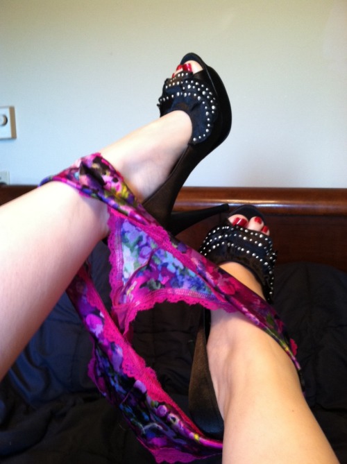 kissabletoes:  Wanna help me slip these off? 🎀💕