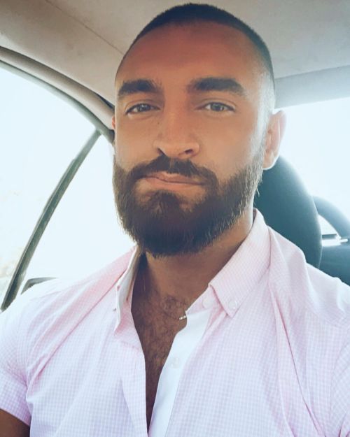 Quick pick pic. . . #selfie. . . #beard #tan #pink #love #train #face #body #bornbearded #hairst