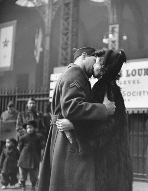 superbestiario:True Romance: The Heartache of Wartime Farewells, April 1943 by Alfred Eisenstaedt 