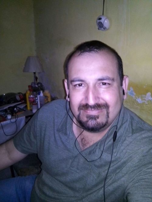 unclesonly:  sexxxkarma0613:Qué tal admiradores? Espero su finde vaya chingón! Aquí les dejo este hetero tipo oso coahuilense y una foto extra en acción prendido como becerro amamantandose, disfrútenlo! This man looks real surprise for me, because