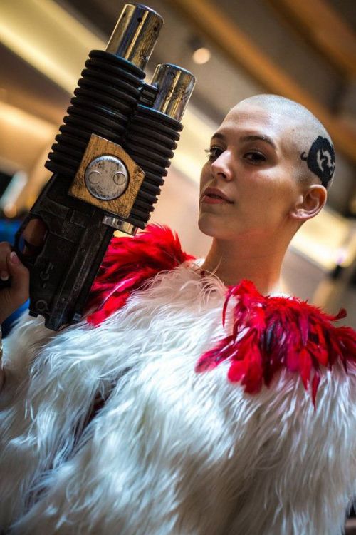 nomellamesfriki:  Un Cosplay menos visto del Quinto Elemento  