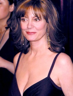 lovethecougars:  Susan Sarandon  Follow lovethecougars.tumblr.com