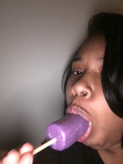 riyaredddslut92:  Mmmm me nd lollipop  Damn