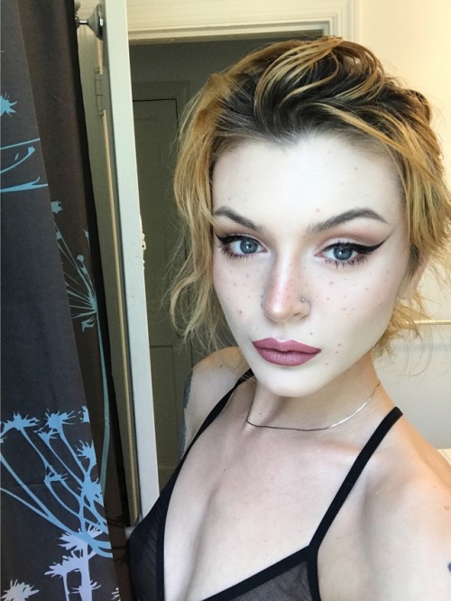 scorpioasshoe:  disguising my shitty ass skin lmao