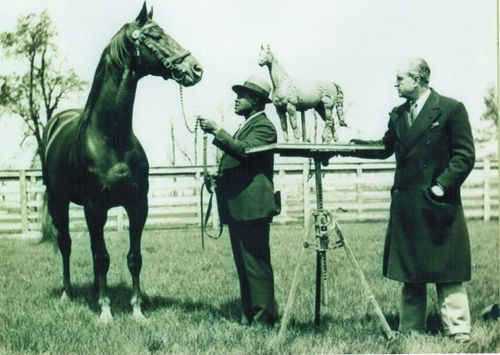 thehorsegodbuilt:“MAN O’ WAR in 1937 with his groom Will Harbut while posing for sculptor Herbert Ha