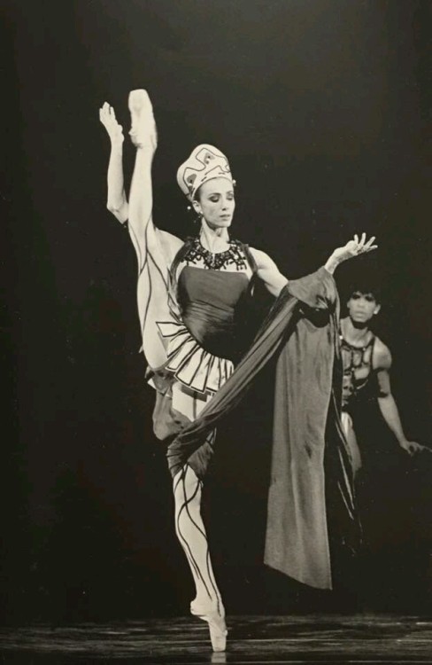 ballerinaoftheopera:Sylvie Guillem and Carlos Acosta in “The prodigal son”
