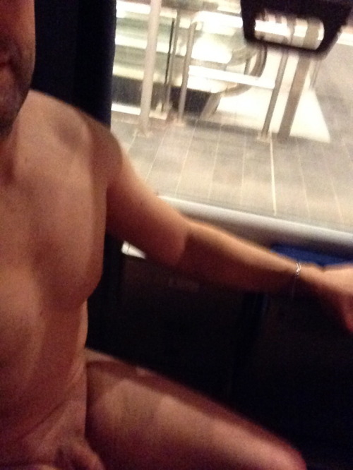 Mal ohne Rollstuhl. Nackt im Zug
