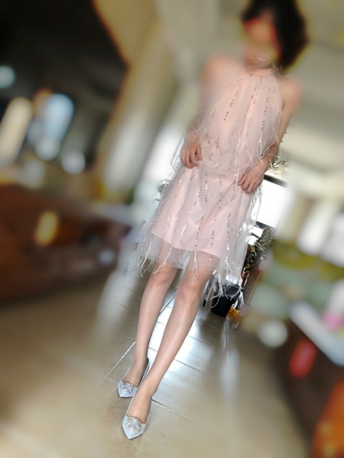 gcfanghua: 清纯美妻在家试穿新裙子 乖乖听话拉起裙子让我拍丝袜美腿！