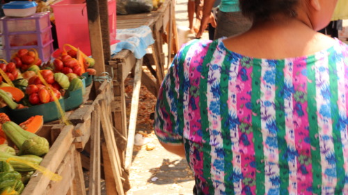 Da série “Tem muito Brasil”: Feira livre típica do Nordeste: gente, calor, calor humano,