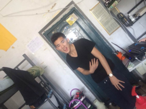 gay19980408:  mantopping:  visit http://mantopping.tumblr.com/  哥哥我來幫你含含 