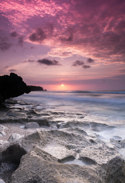 neptunesbounty:  Sunset sky by Manubawa Pemaron on Flickr. 