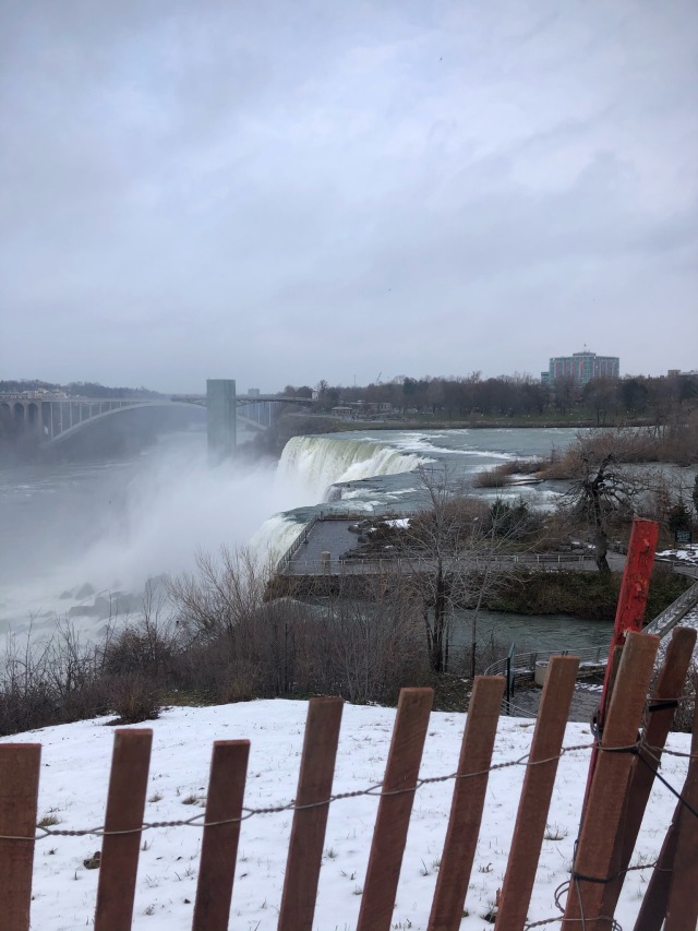 Little day trip to Niagara Falls with @thingssthatmakemewet and her cousin from Germany