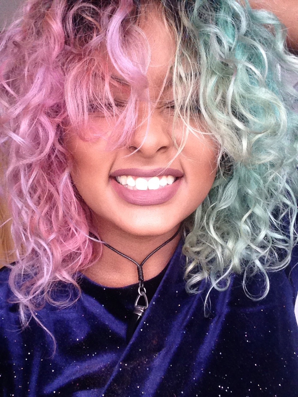 teethagoddess:pipocahontas:  Look at my pathetic curls  look at your gorgeous hair