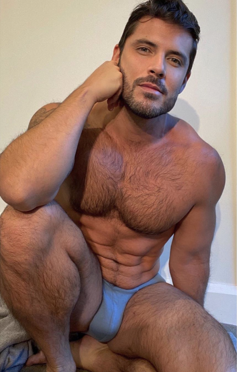 bdgmuscle: mario-so:Hug me.  Bulging 