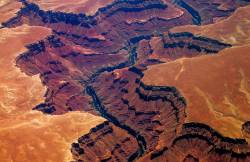 clarincomhd:  Una vista aérea del Gran Cañón , en Arizona, tomada desde 10.000 metros de altura.  Considerado una de las siete maravillas del mundo, tiene 446 kms. de largo, hasta 29 kms. de ancho y hasta 1.8 kms. de profundidad. A través del cañón