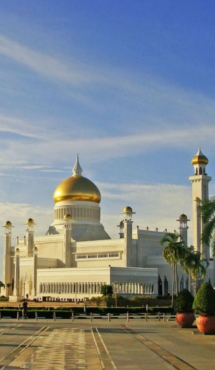 Sultan Omar Ali Saifuddin Masjid in Darussalam (Brunei)Omar Ali Saifuddien Mosque is an Islamic mosq