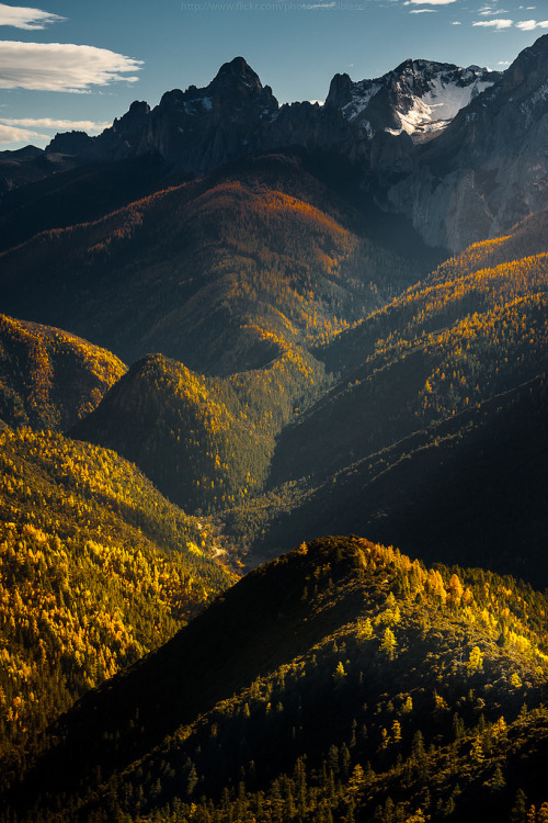 travelingcolors:Autumn Valley | China (by CoolbieRe)