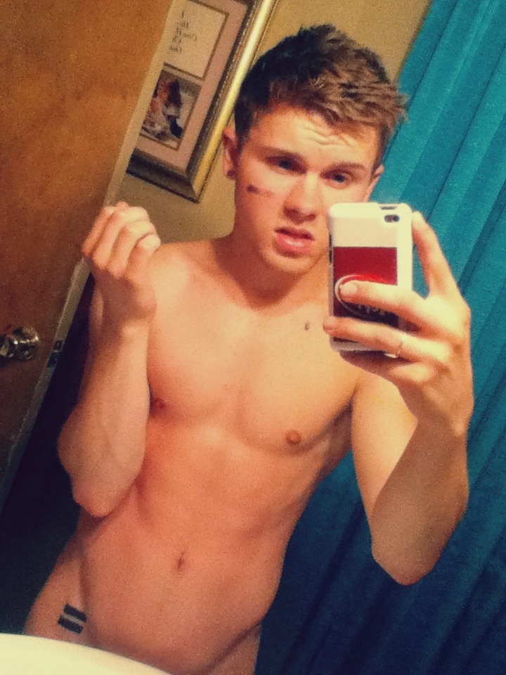 zacharyaarronn:  i like my kisses down low. 