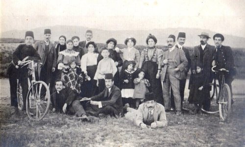 aegean-okra:The Ghazikian family on a picnic in Erzerum, known to Armenians as Garin, in 1915. Photo
