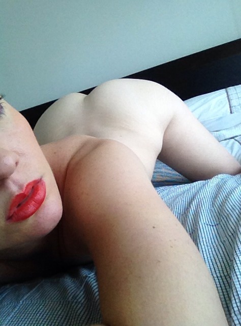 naturalass:  porcelainesthetique:  ….At home alone teasing myself 👄  Wouaw !