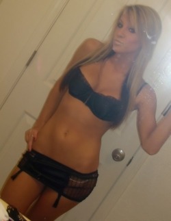 sexyselfiehorny:    Submit Here!