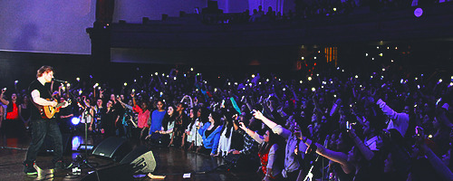 theyslayedthedragon:  Ed Sheeran performing for “The Artists Den” at the historic meetin