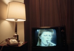 superbestiario:  1974, New York — David Bowie performs as Ziggy Stardust on TV in a room at the Delmonico Hotel. — Image by © Henry Diltz/Corbis 