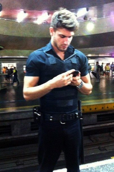 cueca-do-avesso:  guilherme leão cops are different in brazil, you guys 