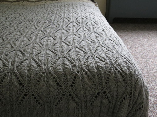 iamanangryknitter:dentonsinventions:I’ve finished the Hourglass Throw, by Anne Hanson. It’s a be