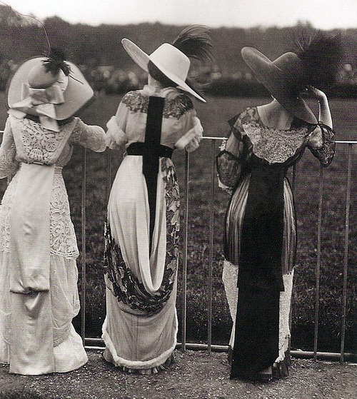 Women enjoying the races (Edwardian England 1901 to 1910)