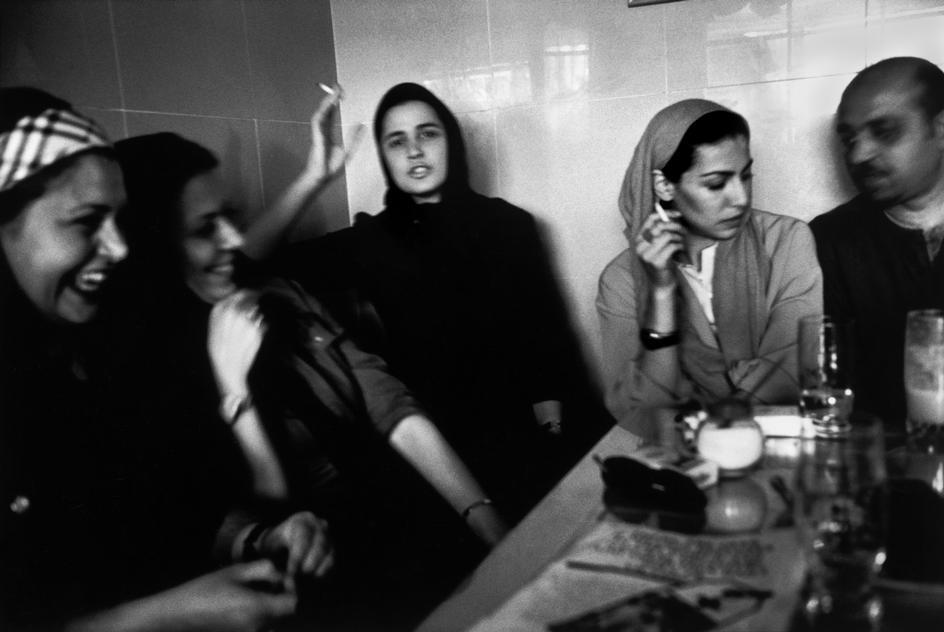 1030-42929: Inside a fashionable coffee house, Tehran, Iran 2001Abbas
