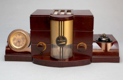 cgmfindings:  This is an ultra-rare 1938 Airite model 3010 “Desk Set” in brown Bakelite. The cabinet is a classic statement in Art Deco design. It is fair to say that most serious antique radio collectors have never even seen this illusive model in