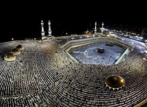 Aerial View of Masjid al-Haram at Nightwww.IslamicArtDB.com » Islamic Architecture » Saudi Arabia » Makkah (Mecca), Saudi Arabia » al-Masjid al-Haram in Makkah, Saudi Arabia » The Ka`ba
Originally found on: islaminpics